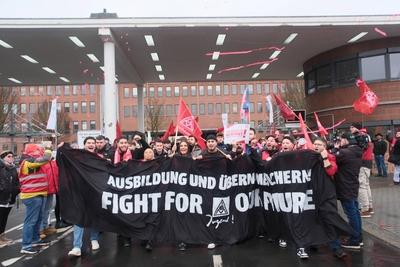 Warnstreik der Besch?ftigten im VW-Werk Baunatal-stock-photo