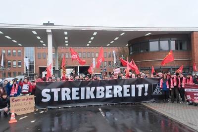Warnstreik der Besch?ftigten im VW-Werk Baunatal-stock-foto