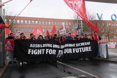Warnstreik der Besch?ftigten im VW-Werk Baunatal-stock-photo