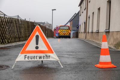Rettungskr?fte r?cken zu Schornsteinbrand aus ? Zimmer in Mehrfamilienhaus verraucht-stock-foto