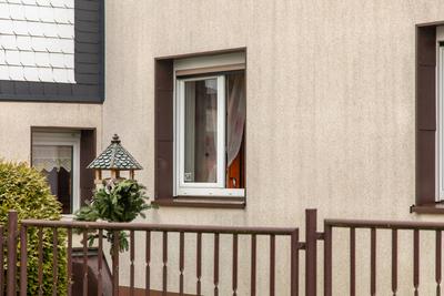 Rettungskr?fte r?cken zu Schornsteinbrand aus ? Zimmer in Mehrfamilienhaus verraucht-stock-foto