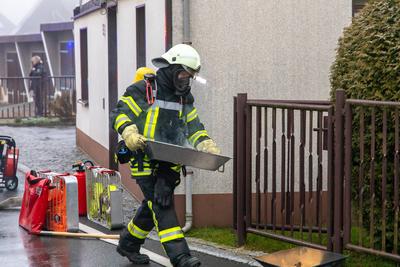 Rettungskr?fte r?cken zu Schornsteinbrand aus ? Zimmer in Mehrfamilienhaus verraucht-stock-foto