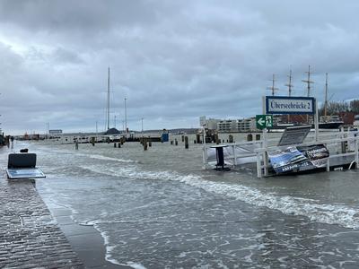 Blick auf die Promenade Hochwasser in Travemuende, 9.Dezember 2024 Reisen, Tourismus, urlaub, Ferien, Ostsee, Travemuend-stock-photo