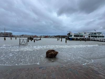 Blick auf die Promenade Hochwasser in Travemuende, 9.Dezember 2024 Reisen, Tourismus, urlaub, Ferien, Ostsee, Travemuend-stock-photo