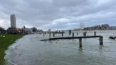 Blick in die Vorderreihe, im Hintergrund das MARITIM Hotel Hochwasser in Travemuende, 9.Dezember 2024 Reisen, Tourismus,-stock-photo