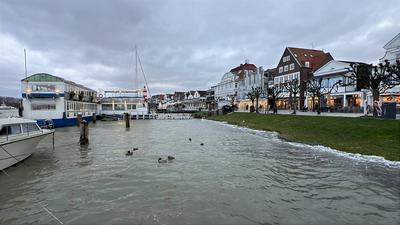 Blick in die Vorderreihe Hochwasser in Travemuende, 9.Dezember 2024 Reisen, Tourismus, urlaub, Ferien, Ostsee, Travemuen-stock-photo