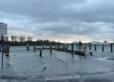 Blick vom Faehrplatz Richtung Fischereihafen Hochwasser in Travemuende, 9.Dezember 2024 Reisen, Tourismus, urlaub, Ferie-stock-photo