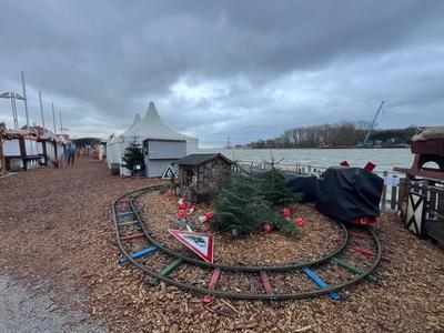 Hochwasser in Travemuende, 9.Dezember 2024 Blick auf den geschlossenen Weihnachtsmarkt Reisen, Tourismus, urlaub, Ferien-stock-photo