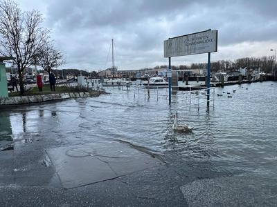 Blick vom Faehrplatz Richtung Fischereihafen Hochwasser in Travemuende, 9.Dezember 2024 Reisen, Tourismus, urlaub, Ferie-stock-photo