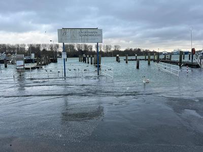 Blick vom Faehrplatz Richtung Fischereihafen Hochwasser in Travemuende, 9.Dezember 2024 Reisen, Tourismus, urlaub, Ferie-stock-photo