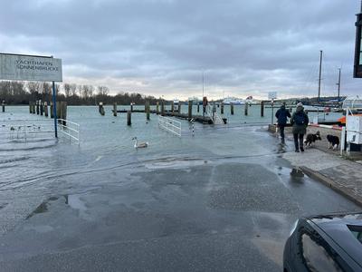Blick vom Faehrplatz Richtung Fischereihafen Hochwasser in Travemuende, 9.Dezember 2024 Reisen, Tourismus, urlaub, Ferie-stock-photo