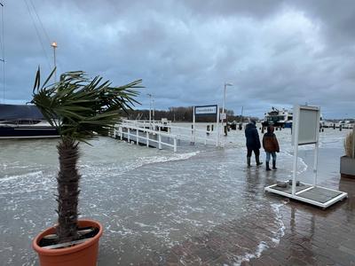 Blick auf die Promenade Hochwasser in Travemuende, 9.Dezember 2024 Reisen, Tourismus, urlaub, Ferien, Ostsee, Travemuend-stock-photo