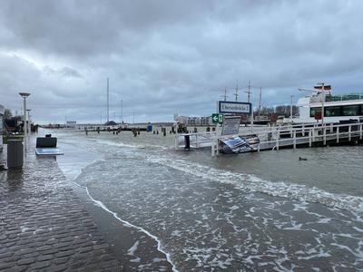 Blick auf die Promenade Hochwasser in Travemuende, 9.Dezember 2024 Reisen, Tourismus, urlaub, Ferien, Ostsee, Travemuend-stock-photo