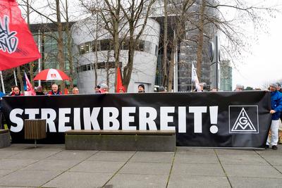 Dresden.Autoindusdrie.VW-Krise.Vierst?ndiger Warnstreik beim VW-Standort Dresden - Gl?serne Manufaktur. Besch?ftigte an-stock-foto