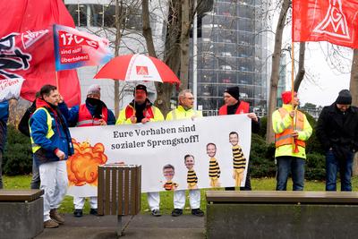 Dresden.Autoindusdrie.VW-Krise.Vierst?ndiger Warnstreik beim VW-Standort Dresden - Gl?serne Manufaktur. Besch?ftigte an-stock-foto