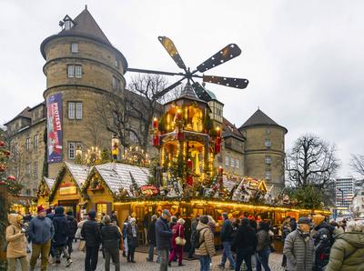Stuttgarter Weihnachtsmarkt. Die traditionelle Veranstaltung lockt in der Weihnachtszeit j?hrlich mehr als 3,5 Millionen-stock-photo