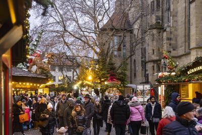 Stuttgarter Weihnachtsmarkt. Die traditionelle Veranstaltung lockt in der Weihnachtszeit j?hrlich mehr als 3,5 Millionen-stock-photo
