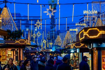 Linz, Austria, 09 Dez 2024, Advent Market at the main square *** Linz, ?sterreich, 09 Dez 2024, Adventmarkt am Hauptplat-stock-foto