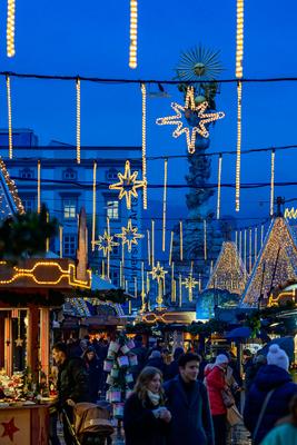 Linz, Austria, 09 Dez 2024, Advent Market at the main square *** Linz, ?sterreich, 09 Dez 2024, Adventmarkt am Hauptplat-stock-foto