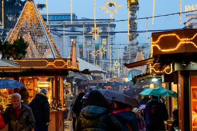 Linz, Austria, 09 Dez 2024, Advent Market at the main square *** Linz, ?sterreich, 09 Dez 2024, Adventmarkt am Hauptplat-stock-foto