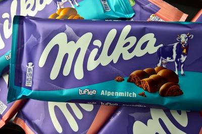 Milka Luflee Alpenmilch - Schokolade vom US-amerikanischen Nahrungsmittelkonzerns Mondelez International *** Milka Lufle-stock-foto