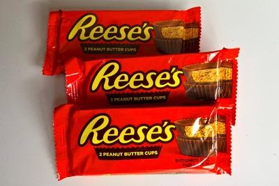 Reeses Peanut Butter Cups, Reese Schokolade mit Erdnussbutter - Riegel ist ein Produkt der Hershey Company, USA *** Rees-stock-foto