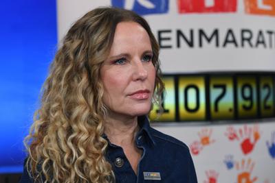 RTL-Spendenmarathon 2022 am 18.11.2022 im EMG Studio 8 in Hürth Katja Burkard beim RTL-Spendenmarathon 2022 am 18.11.202-stock-foto