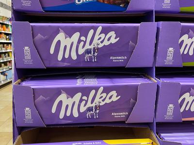 Bayern, Deutschland 13.September 2024: Hier der Blick im Supermarkt, Discounter auf mehrere Packungen Milka Schokolade,-stock-foto