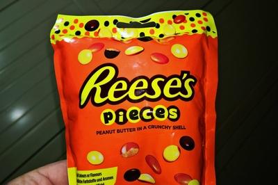 Reeses Peanut Butter Pieces, Reese Schokolade mit Erdnussbutter ist ein Produkt der Hershey Company, USA *** Reeses Pean-stock-foto