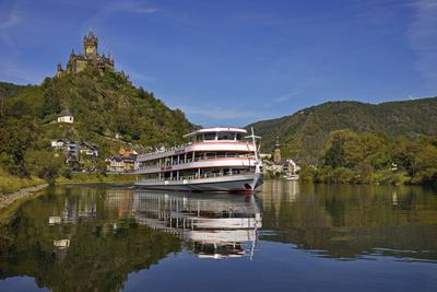 Personenschiff auf der Mosel mit der Reichsburg Cochem, Deutschland, Rheinland-Pfalz, Cochem passenger ship on the Mosel-stock-photo