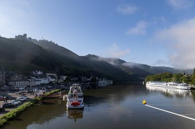 Bernkastel-Kues Germany 5th October 2024. View from the bridge along the River Moselle as the sun tries to break through-stock-foto