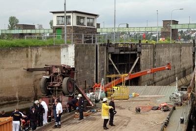 Bildnummer: 50769582  Datum: 03.05.2005  Copyright: imago/Thomas FreyUnfall in einer Moselschleuse bei Koblenz - Bergung eines in die Schleuse gest?rzten Baukrans, Landschaft , Personen; 2005, Koblenz-L?tzel, Unfall, Unf?lle, Ungl?ck, Bergungsarbeiten, bergen, Baufahrzeug, Baufahrzeuge, abgest?rzter, abgest?rzt, Mosel-Schleuse, Schleusen, Unfallfahrzeug, Unfallfahrzeuge, Feuerwehrleute, Feuerwehrmann, Feuerwehrm?nner, Feuerwehreinsatz, Feuerwehreins?tze, Einsatz, Eins?tze, Unfallstelle, Unfallstellen, Arbeitsunfall, Arbeitsunf?lle; , quer, Kbdig, Totale, Deutschland,  , Feuerwehr, Staat, Schifffahrt, Verkehr,  / Bergungsarbeiten, Baustelle, Baustellen, Baustellenunfall, Baustellenunf?lle, Kran, Kr?ne-stock-foto