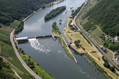 Bildnummer: 50841748  Datum: 03.07.2005  Copyright: imago/Thomas FreyMoselstaustufe und Schleuse in Lehmen - !Achtung Luftaufnahme 100% Honoraraufschlag!, Landschaft; 2005, Lehmen, Luftaufnahme, Mosel, Fluss, Fl?sse, Schleusen, Flussschleuse, Flussschleusen; , quer, Kbdig, Totale, Vogelperspektive, Perspektive, Deutschland,  , Schifffahrt, Verkehr,-stock-foto