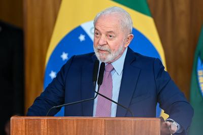 News Bilder des Tages BRAS?LIA, DF - 01.11.2023: LULA ASSINA GLO PORTOS E AEROPORTOS - Photo, President Lula during a pr-stock-foto
