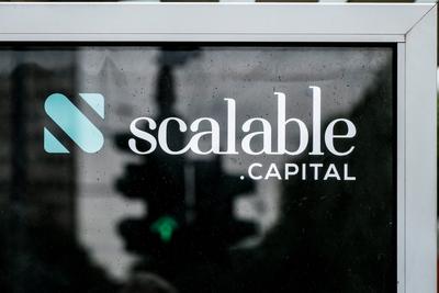 D?sseldorf 25.04.2024 Scalable Capital Investment Aussenwerbung Haltestelle ETFs Bitcoin XRP Cybercoins Cybermoney Verm?-stock-foto
