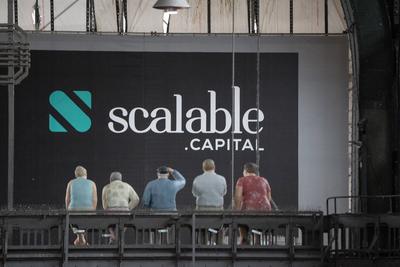 scalable.capital Smartbroker Werbefl?che im Hamburger Hauptbahnhof;scalable.capital Smartbroker Werbefl?che im Hamburger-stock-foto