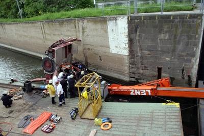 Bildnummer: 50769584  Datum: 03.05.2005  Copyright: imago/Thomas FreyUnfall in einer Moselschleuse bei Koblenz - Bergung eines in die Schleuse gest?rzten Baukrans, Landschaft , Personen; 2005, Koblenz-L?tzel, Unfall, Unf?lle, Ungl?ck, Bergungsarbeiten, bergen, Baufahrzeug, Baufahrzeuge, abgest?rzter, abgest?rzt, Mosel-Schleuse, Schleusen, Unfallfahrzeug, Unfallfahrzeuge, Feuerwehrleute, Feuerwehrmann, Feuerwehrm?nner, Feuerwehreinsatz, Feuerwehreins?tze, Einsatz, Eins?tze, Unfallstelle, Unfallstellen, Arbeitsunfall, Arbeitsunf?lle , Taucher, Polizeitaucher; , quer, Kbdig, Totale, Vogelperspektive, Perspektive, Deutschland,  , Feuerwehr, Staat, Schifffahrt, Verkehr,  / Bergungsarbeiten, Baustelle, Baustellen, Baustellenunfall, Baustellenunf?lle, Kran, Kr?ne-stock-foto