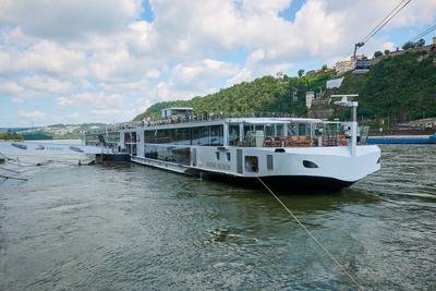 Koblenz, Deutschland - 28. Juli 2024: Das Flusskreuzfahrtschiff VIKING SIGRUN in Koblenz. Viking Cruises ist eine Kreuzf-stock-photo