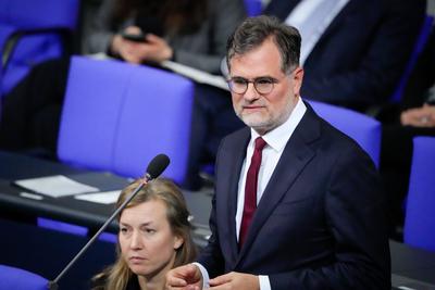 199. Bundestagssitzung Wolfgang Schmidt Kanzleramtsminister (SPD) im Portrait bei Befragung der Bundesregierung (BMAS un-stock-photo