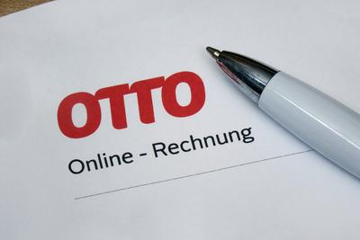 Online-Rechnung von Otto Online-Rechnung von Otto, 08.11.2022, Borkwalde, Brandenburg, Auf einer Online-Rechnung von Ott-stock-foto