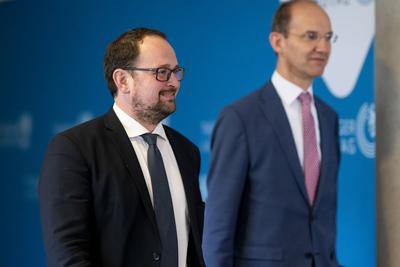 PRESSEKONFERENZ DES TH?RINGER LANDTAGSPR?SIDENTEN ZUR MINISTERPR?SIDENTENWAHL-stock-foto