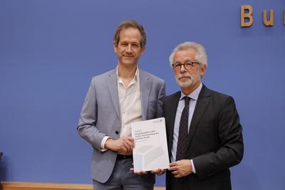 Prof. Dr. Marc Helbling, Mitglied des Sachverst?ndigenrat f?r Integration und Migration (SVR), Prof. Dr. Hans Vorl?nder,-stock-foto