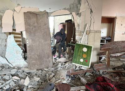 Palestinians inspect the rubble of destroyed buildings following Israeli airstrikes in Al Nuseirat refugee camp-stock-foto