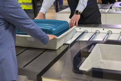 Vorstellung Luftsicherheitskontrollen am Flughafen Frankfurt Ein Koffer wird zur Kontrolle auf ein Band gelegt, Die Frap-stock-foto