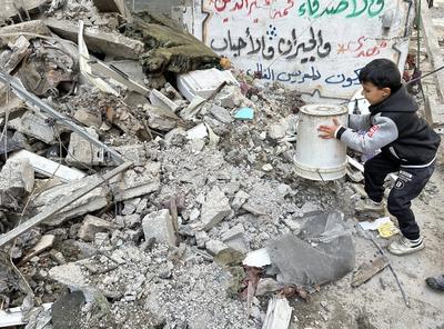Palestinians inspect the rubble of destroyed buildings following Israeli airstrikes in Al Nuseirat refugee camp-stock-foto