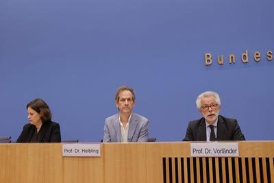 Staatssekret?rin Juliane Seifert, BMI, Prof. Dr. Marc Helbling, Mitglied des Sachverst?ndigenrat f?r Integration und Mig-stock-foto