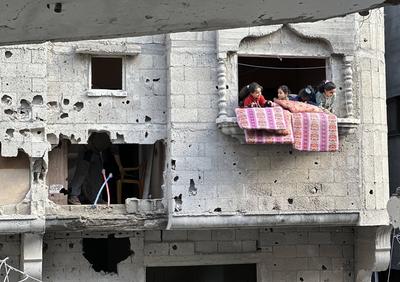 Palestinians inspect the rubble of destroyed buildings following Israeli airstrikes in Al Nuseirat refugee camp-stock-foto