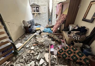 Palestinians inspect the rubble of destroyed buildings following Israeli airstrikes in Al Nuseirat refugee camp-stock-foto