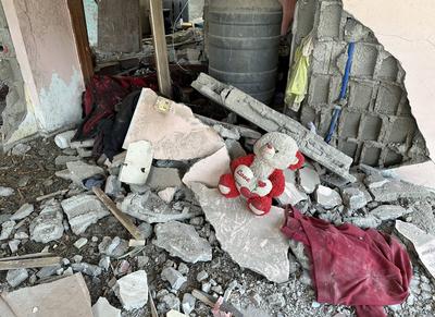 Palestinians inspect the rubble of destroyed buildings following Israeli airstrikes in Al Nuseirat refugee camp-stock-foto