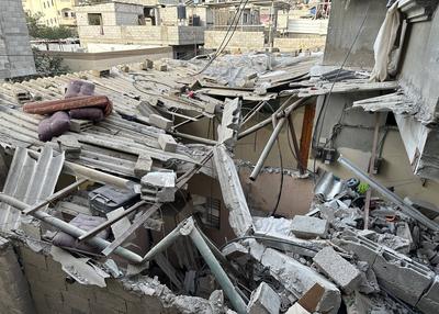 Palestinians inspect the rubble of destroyed buildings following Israeli airstrikes in Al Nuseirat refugee camp-stock-foto